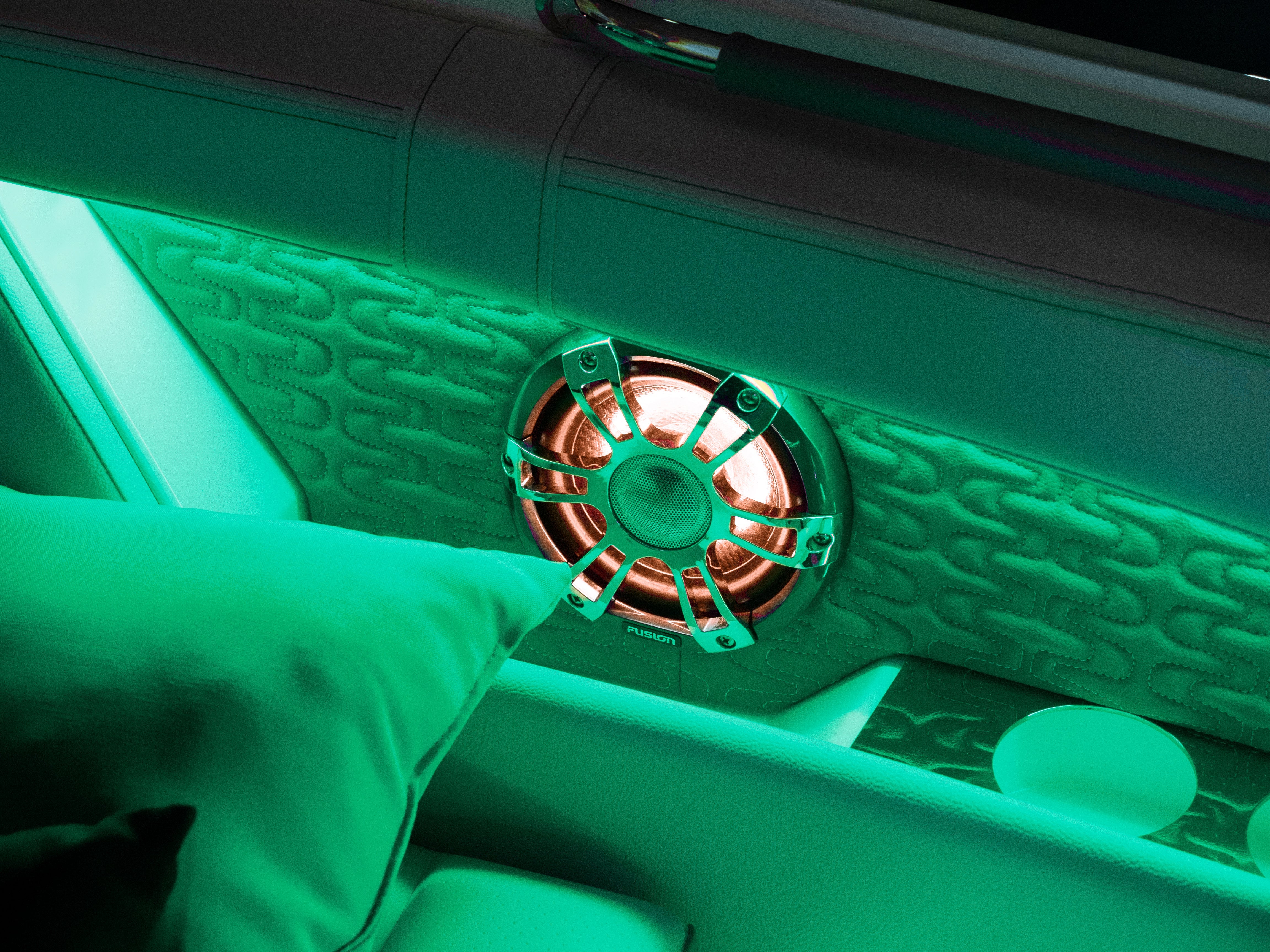 Garmin koaksial sportsmarinehøjttaler i krom med CRGBW LED-belysning