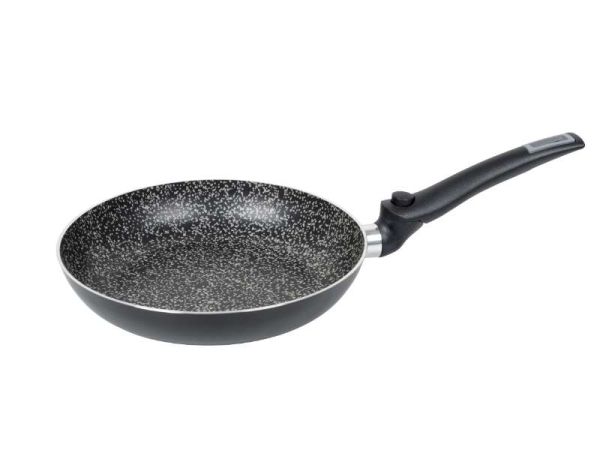 Frying pan with foldable handle
